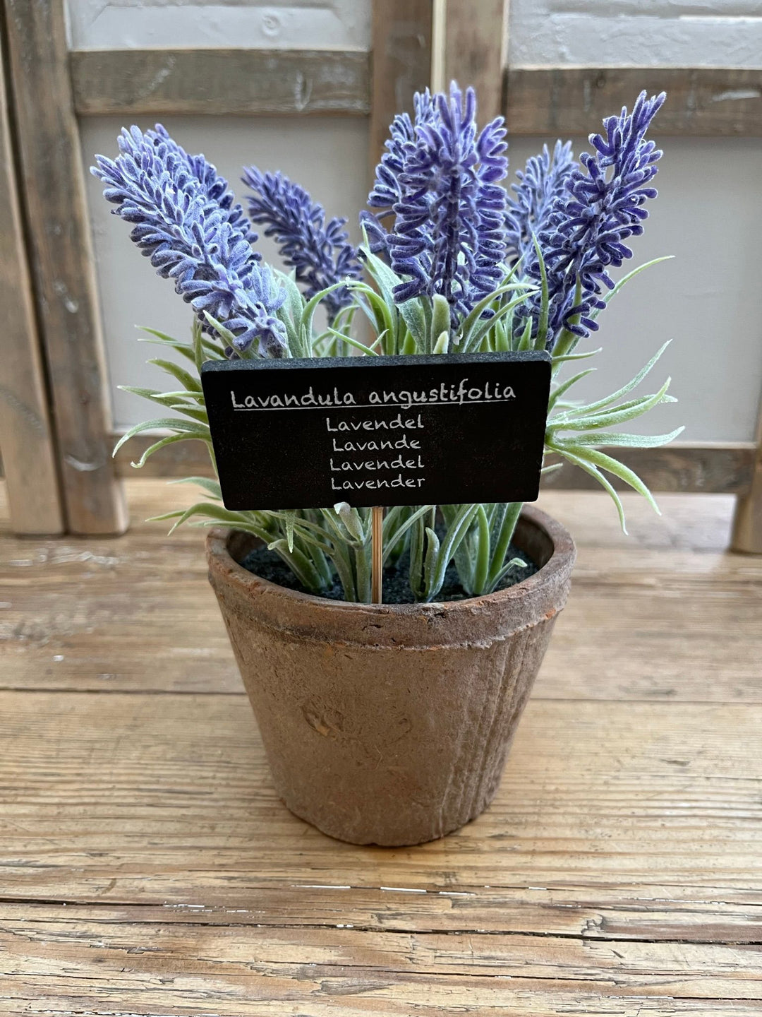Terrakottatopf mit künstlichem Lavendel