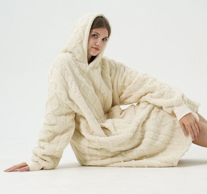 Übergroßer Hoodie und Decke in einem; Extra großer Zopfpullover 70 x 110 cm ECRU.
 Jetzt mit KOSTENLOSEN Haussocken