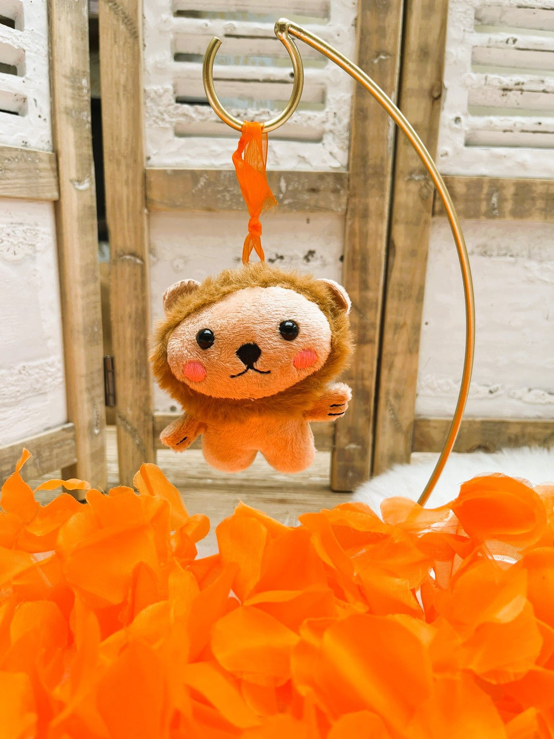 Plüschiges orangefarbenes Löwenmaskottchen