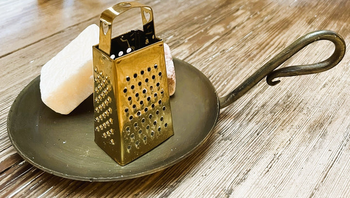 Geschenkset aus Bernsteinwürfel mit Schüssel und Reibe