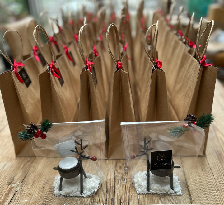 Elch aus Holz mit Umschlag