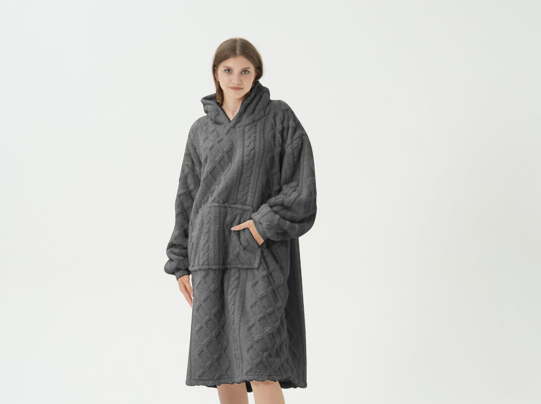 Übergroßer Hoodie und Decke in einem; extra großer Zopfpullover 70 x 110 cm ANTHRAZIT
 Jetzt mit KOSTENLOSEN Haussocken
