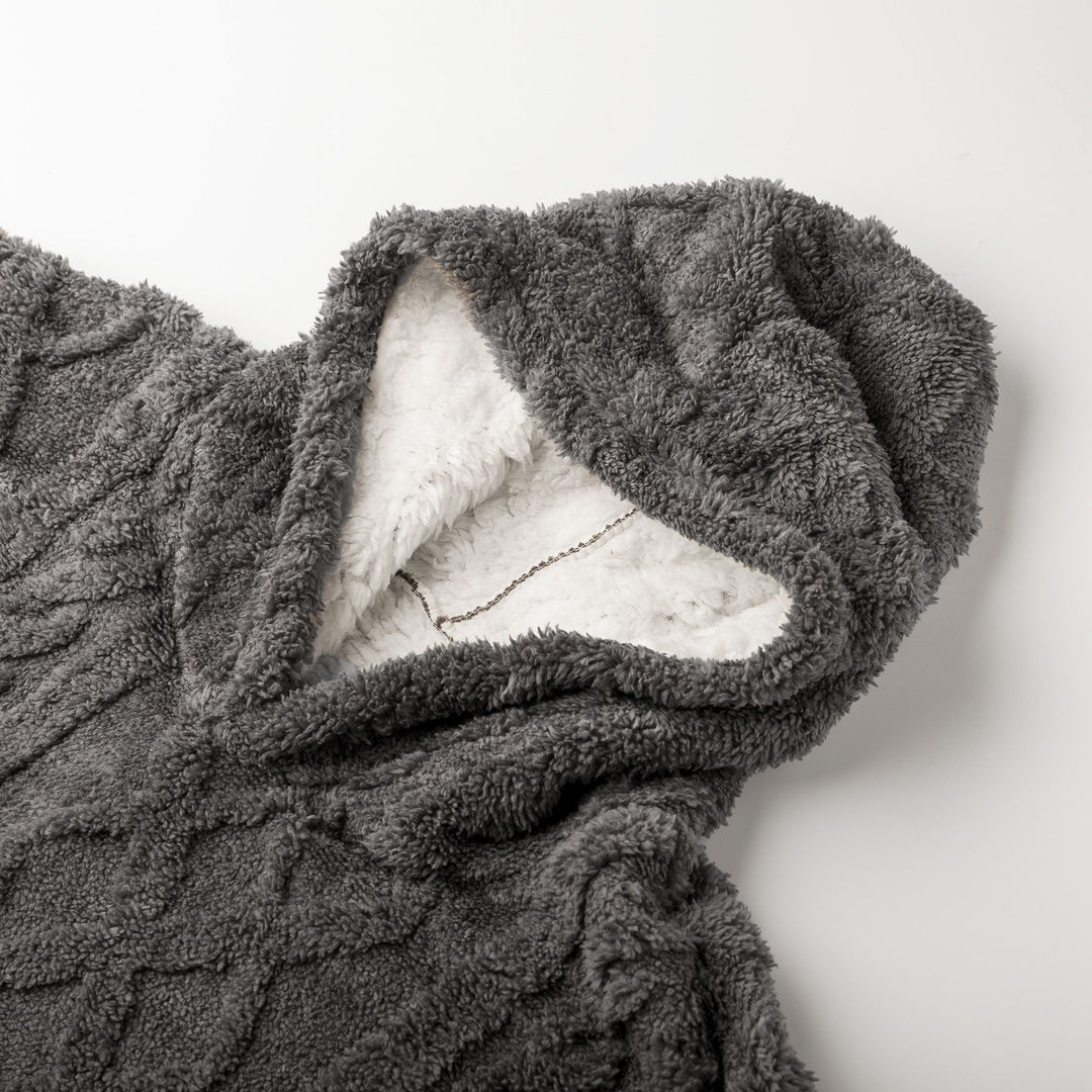 Übergroßer Hoodie und Decke in einem; extra großer Zopfpullover 70 x 110 cm ANTHRAZIT
 Jetzt mit KOSTENLOSEN Haussocken