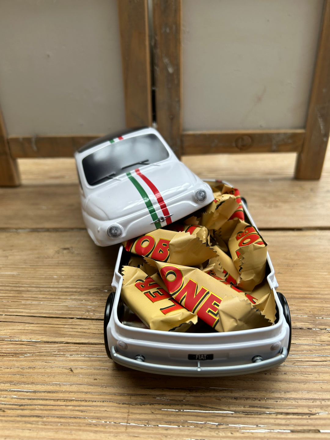 Großer goldfarbener Metalltopf