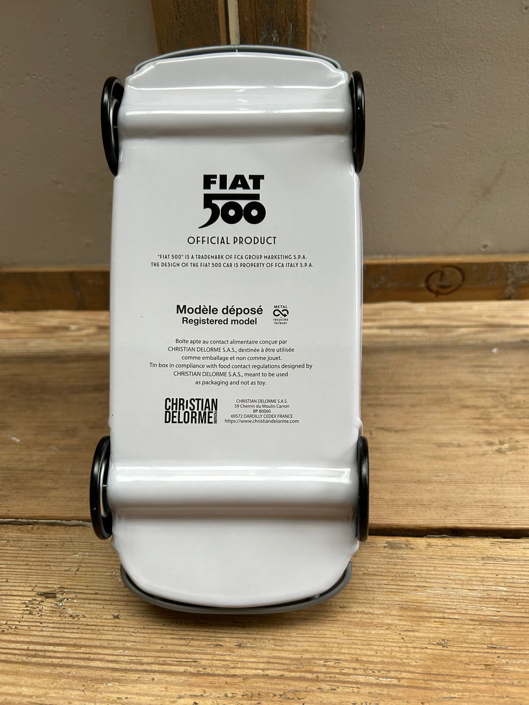 Großer goldfarbener Metalltopf