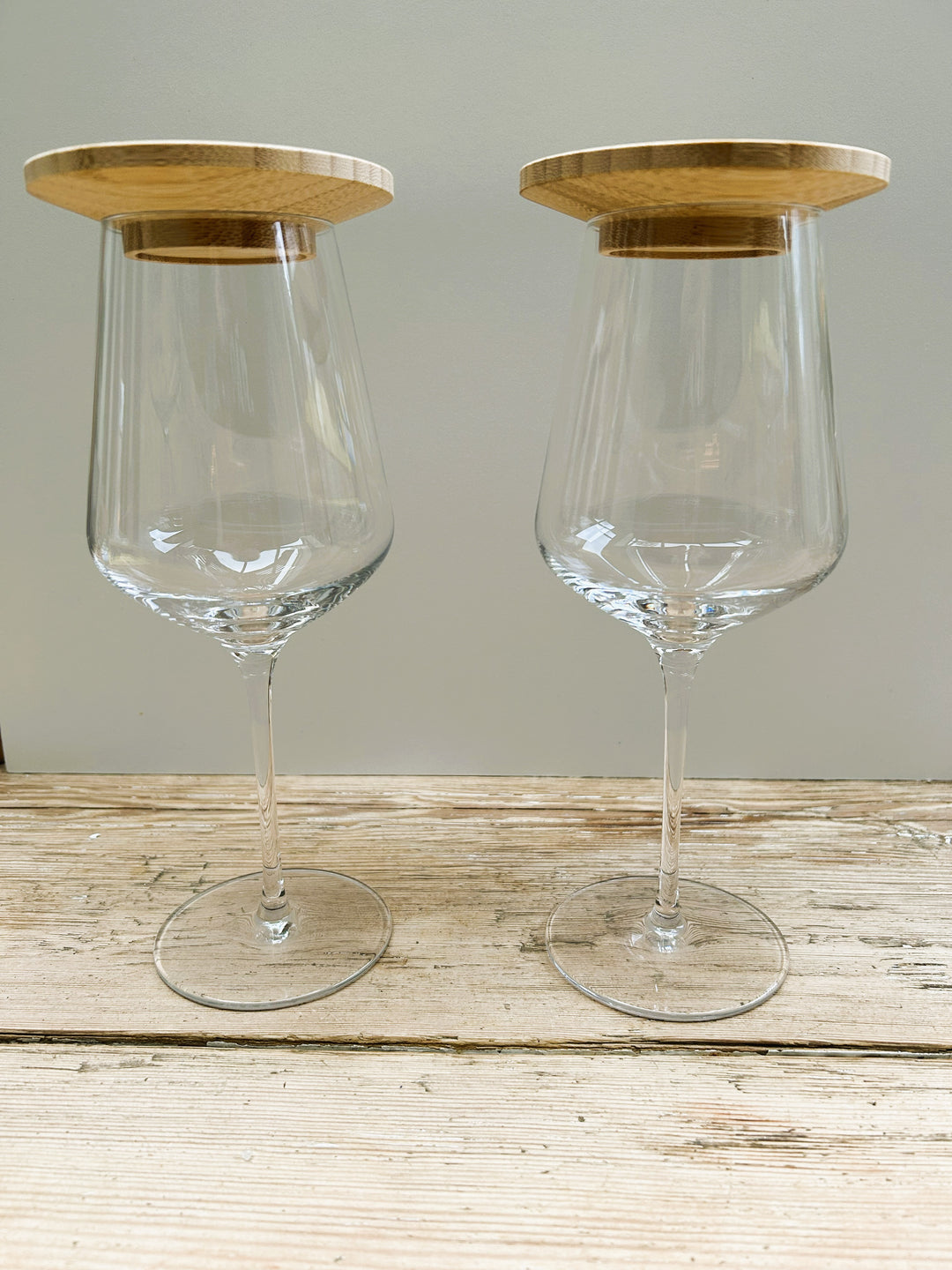 Großer goldfarbener Metalltopf