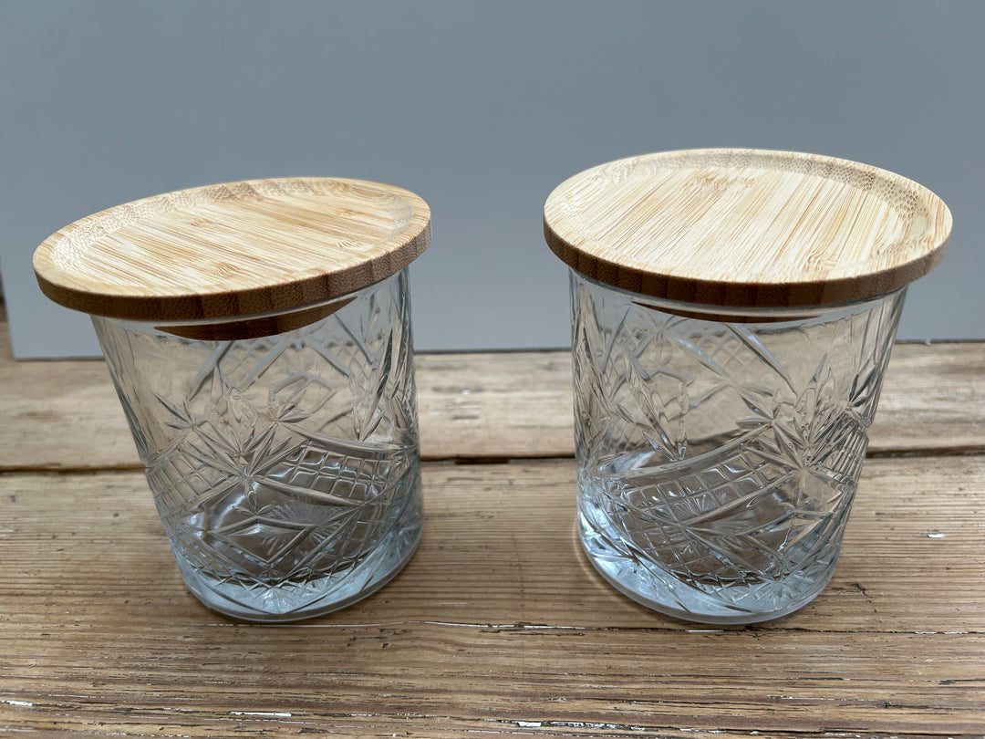 Großer goldfarbener Metalltopf