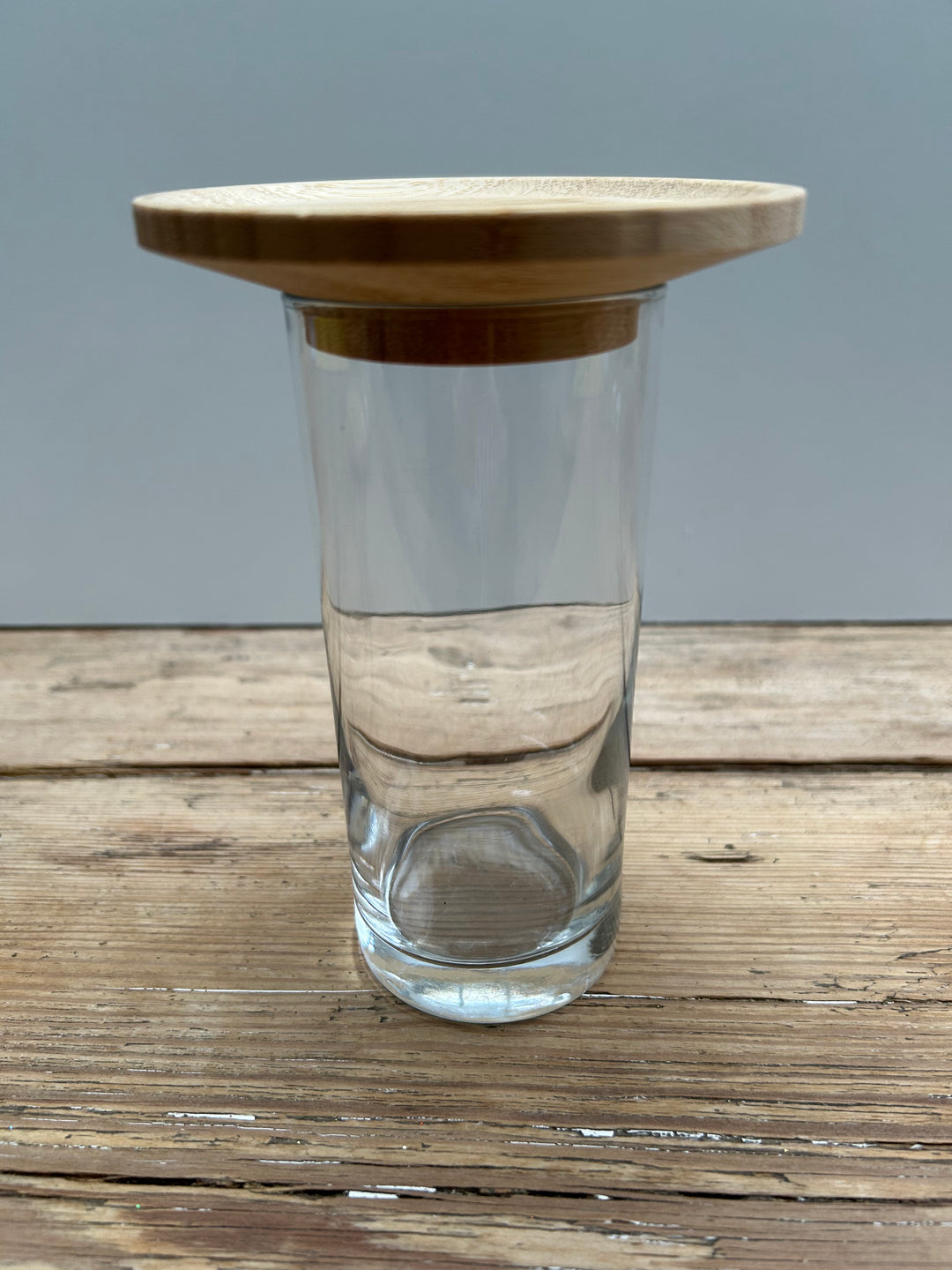 Großer goldfarbener Metalltopf