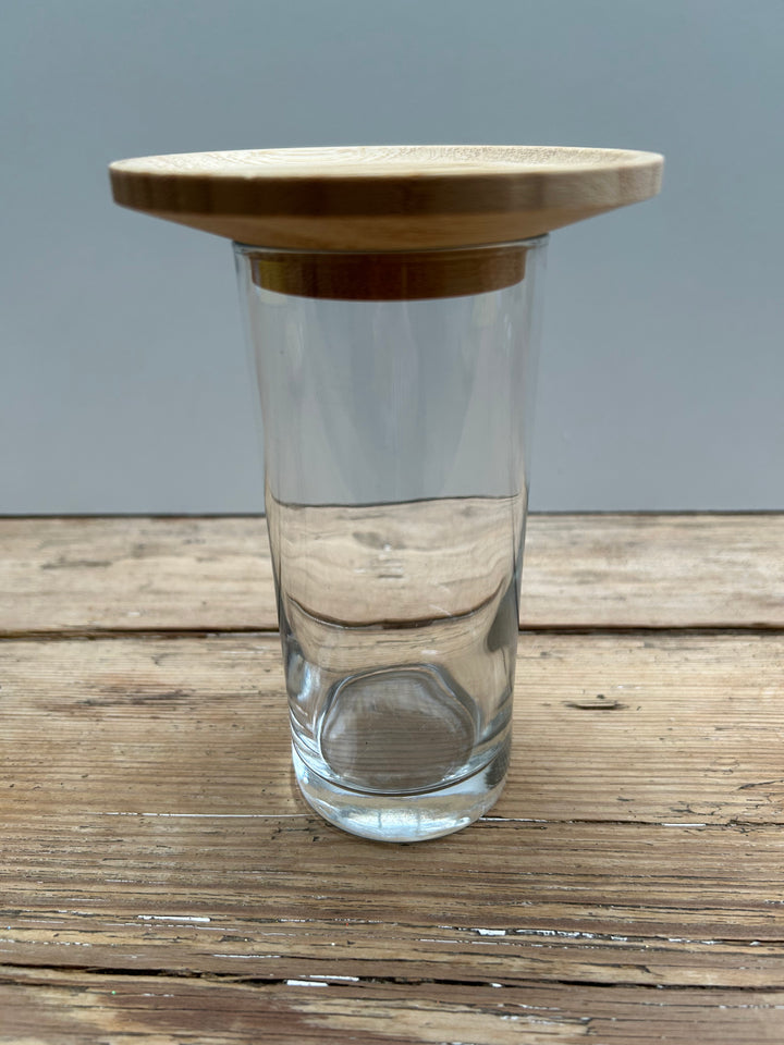 Großer goldfarbener Metalltopf