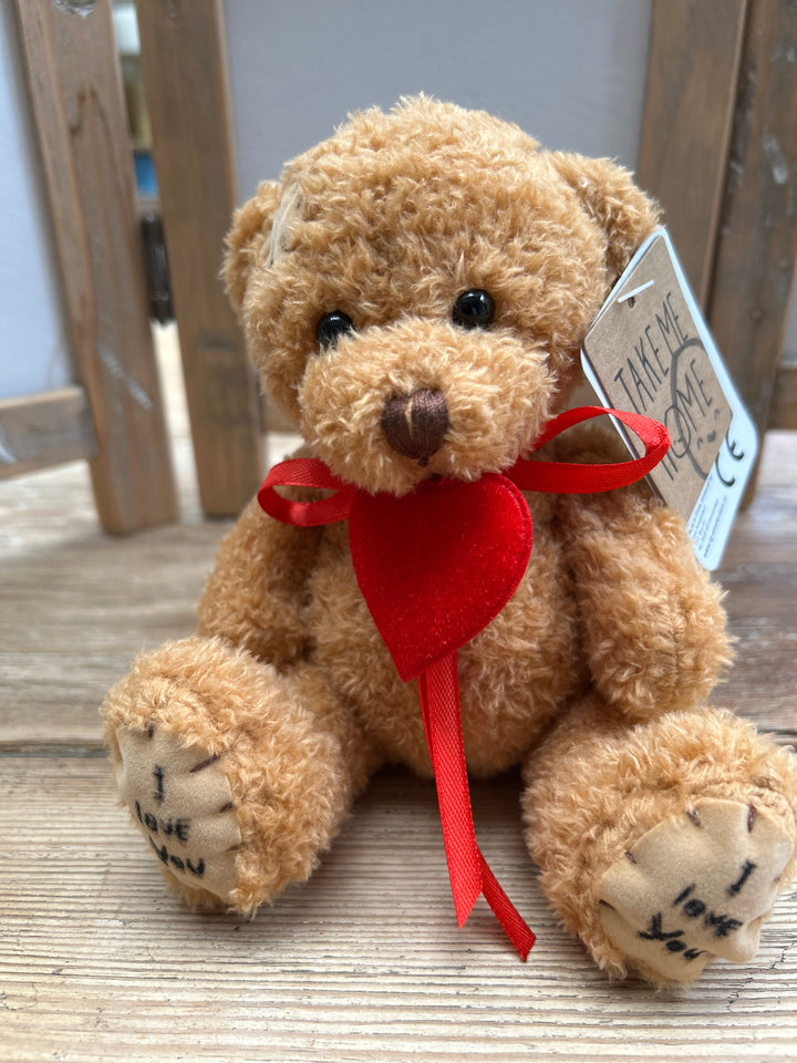 Sitzender Elch mit Umschlag